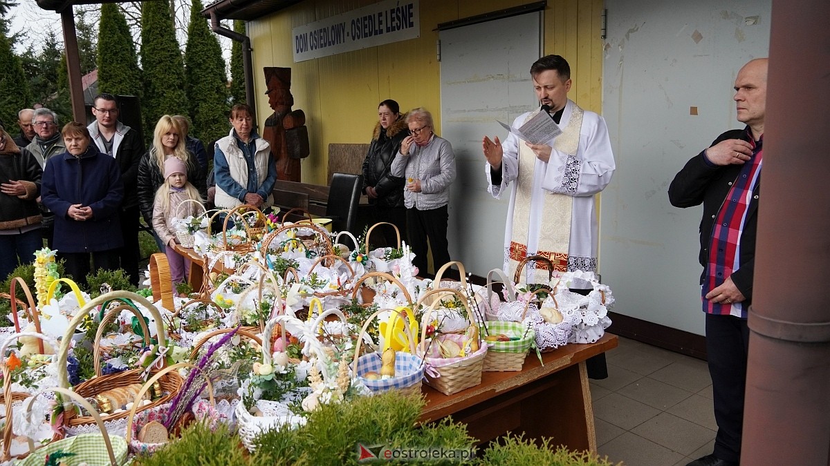 Święcenie wielkanocnych koszyczków na osiedlu Leśne [04.04.2026] - zdjęcie #8 - eOstroleka.pl