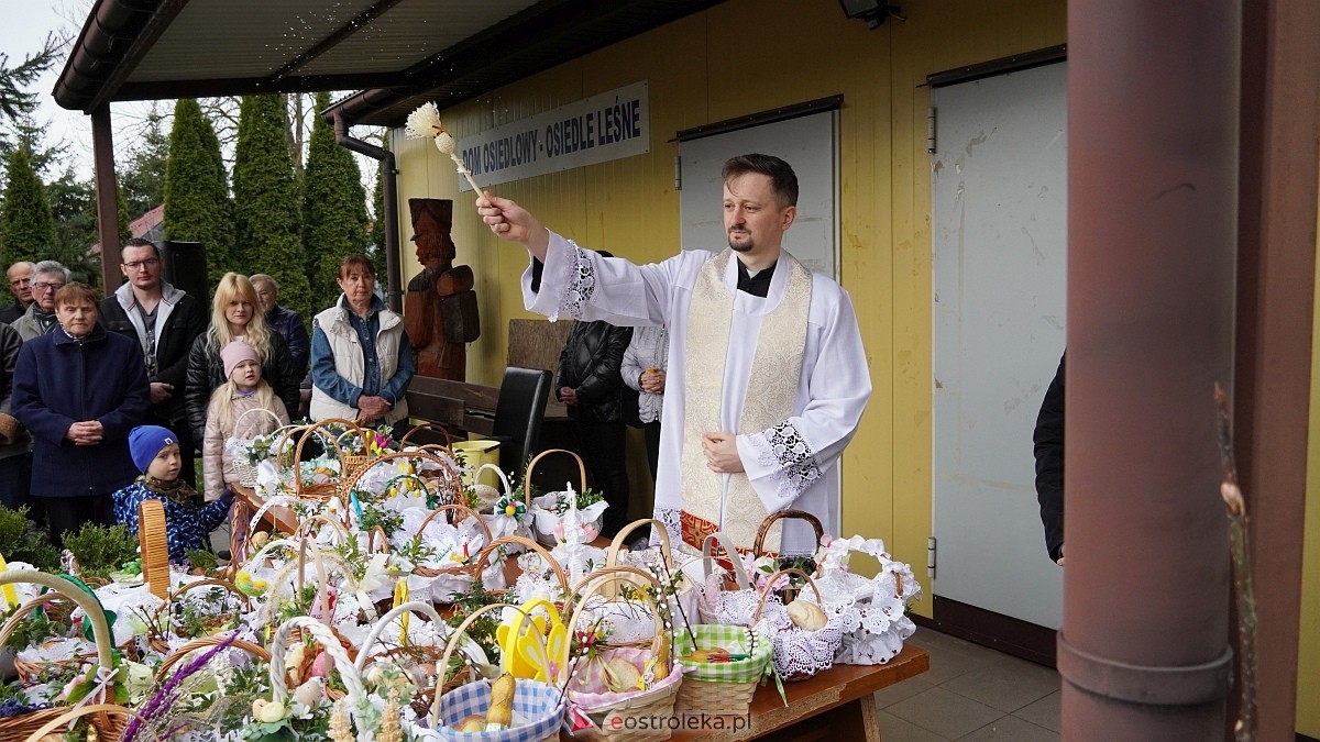Święcenie wielkanocnych koszyczków na osiedlu Leśne [04.04.2026] - zdjęcie #7 - eOstroleka.pl