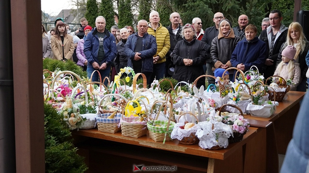 Święcenie wielkanocnych koszyczków na osiedlu Leśne [04.04.2026] - zdjęcie #6 - eOstroleka.pl
