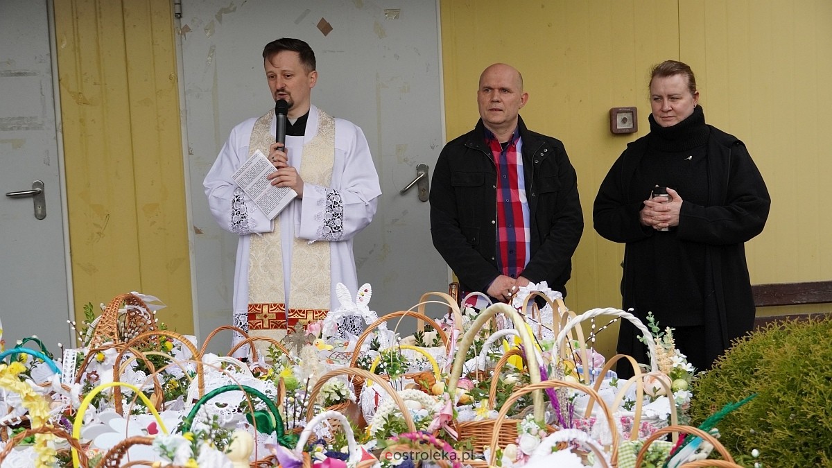 Święcenie wielkanocnych koszyczków na osiedlu Leśne [04.04.2026] - zdjęcie #4 - eOstroleka.pl