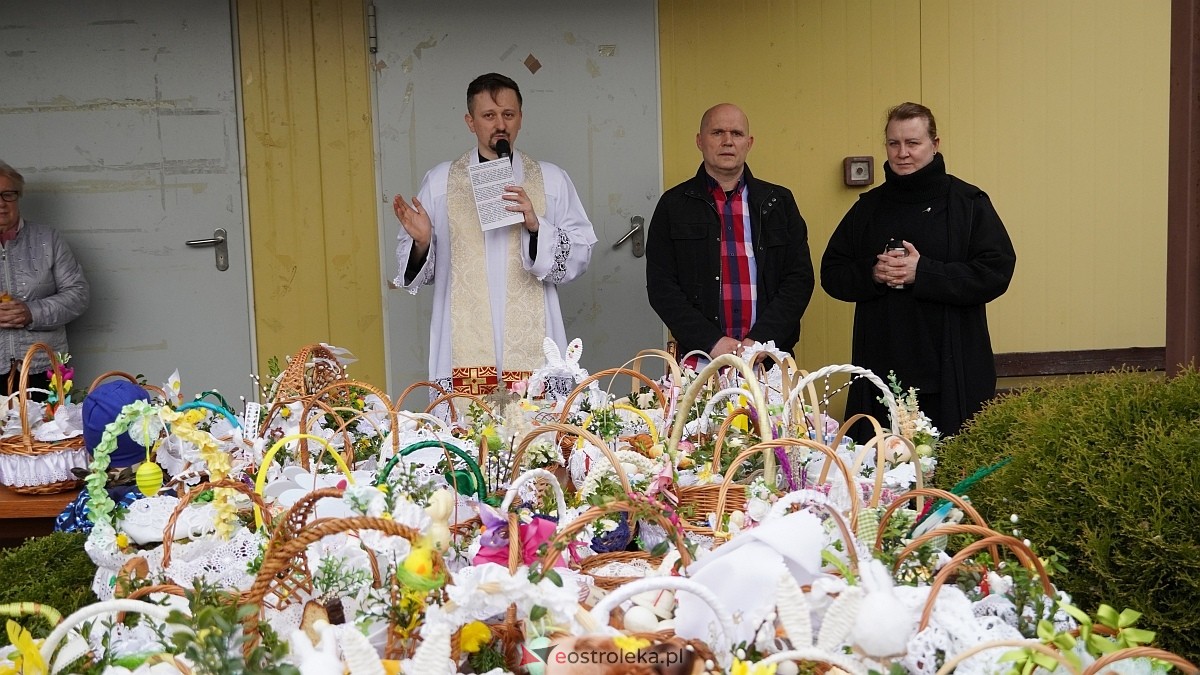 Święcenie wielkanocnych koszyczków na osiedlu Leśne [04.04.2026] - zdjęcie #3 - eOstroleka.pl