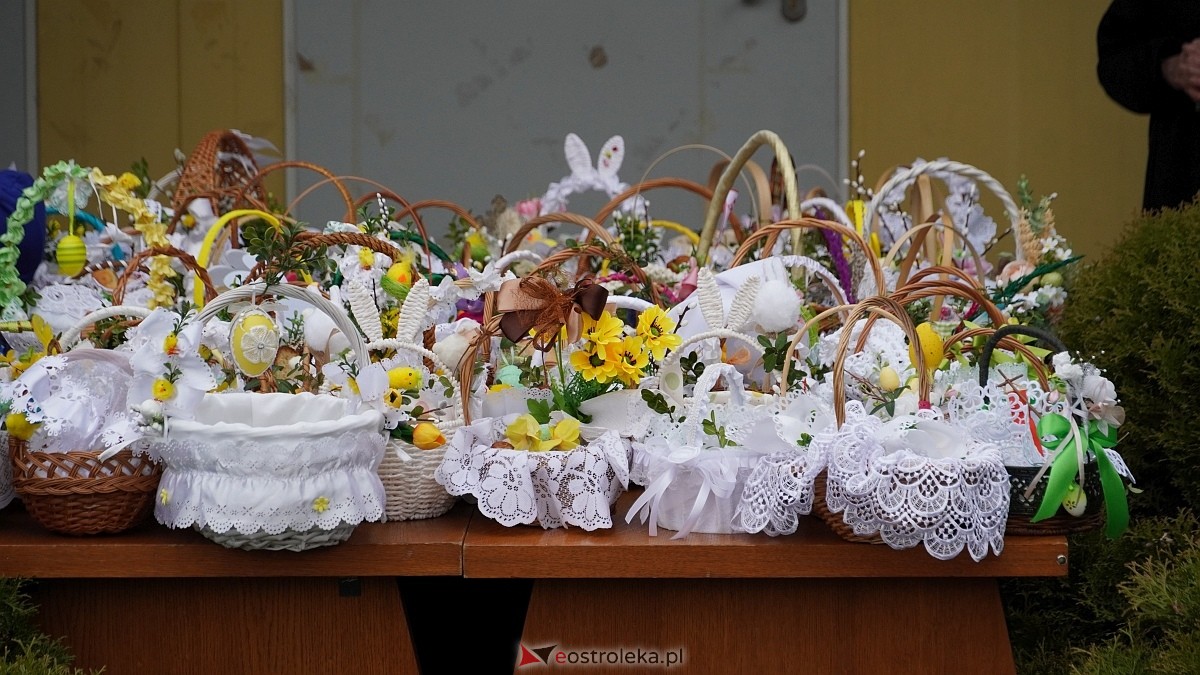 Święcenie wielkanocnych koszyczków na osiedlu Leśne [04.04.2026] - zdjęcie #1 - eOstroleka.pl