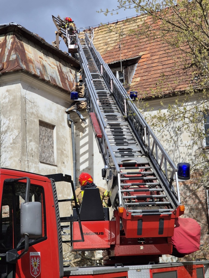 Uszkodzony dach przy ul. Parkowej [07.04.2026] - zdjęcie #10 - eOstroleka.pl