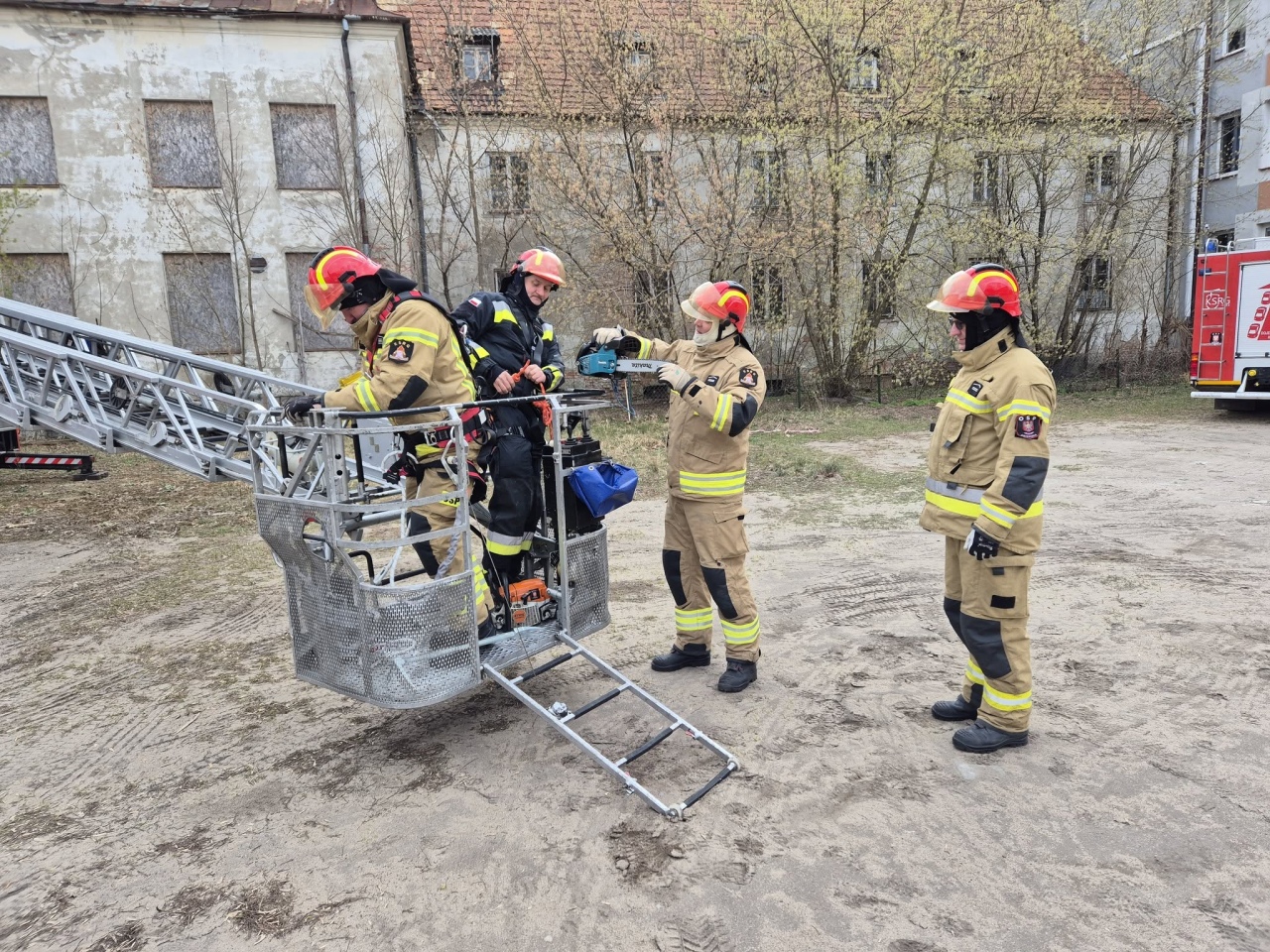 Uszkodzony dach przy ul. Parkowej [07.04.2026] - zdjęcie #9 - eOstroleka.pl