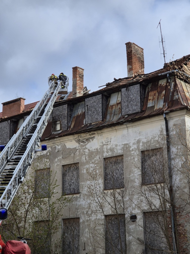 Uszkodzony dach przy ul. Parkowej [07.04.2026] - zdjęcie #8 - eOstroleka.pl