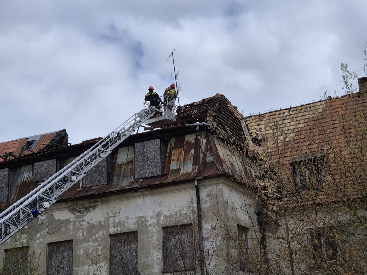 Uszkodzony dach przy ul. Parkowej [07.04.2026] - zdjęcie #5 - eOstroleka.pl