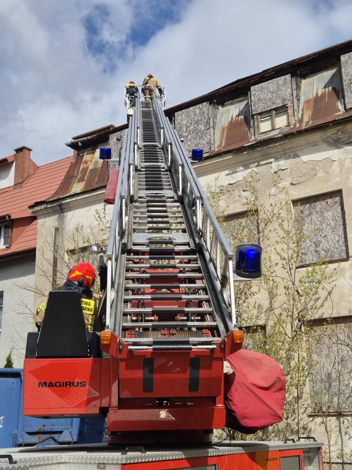 Uszkodzony dach przy ul. Parkowej [07.04.2026] - zdjęcie #4 - eOstroleka.pl