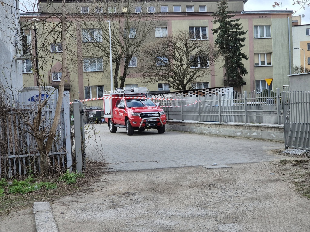 Uszkodzony dach przy ul. Parkowej [07.04.2026] - zdjęcie #2 - eOstroleka.pl