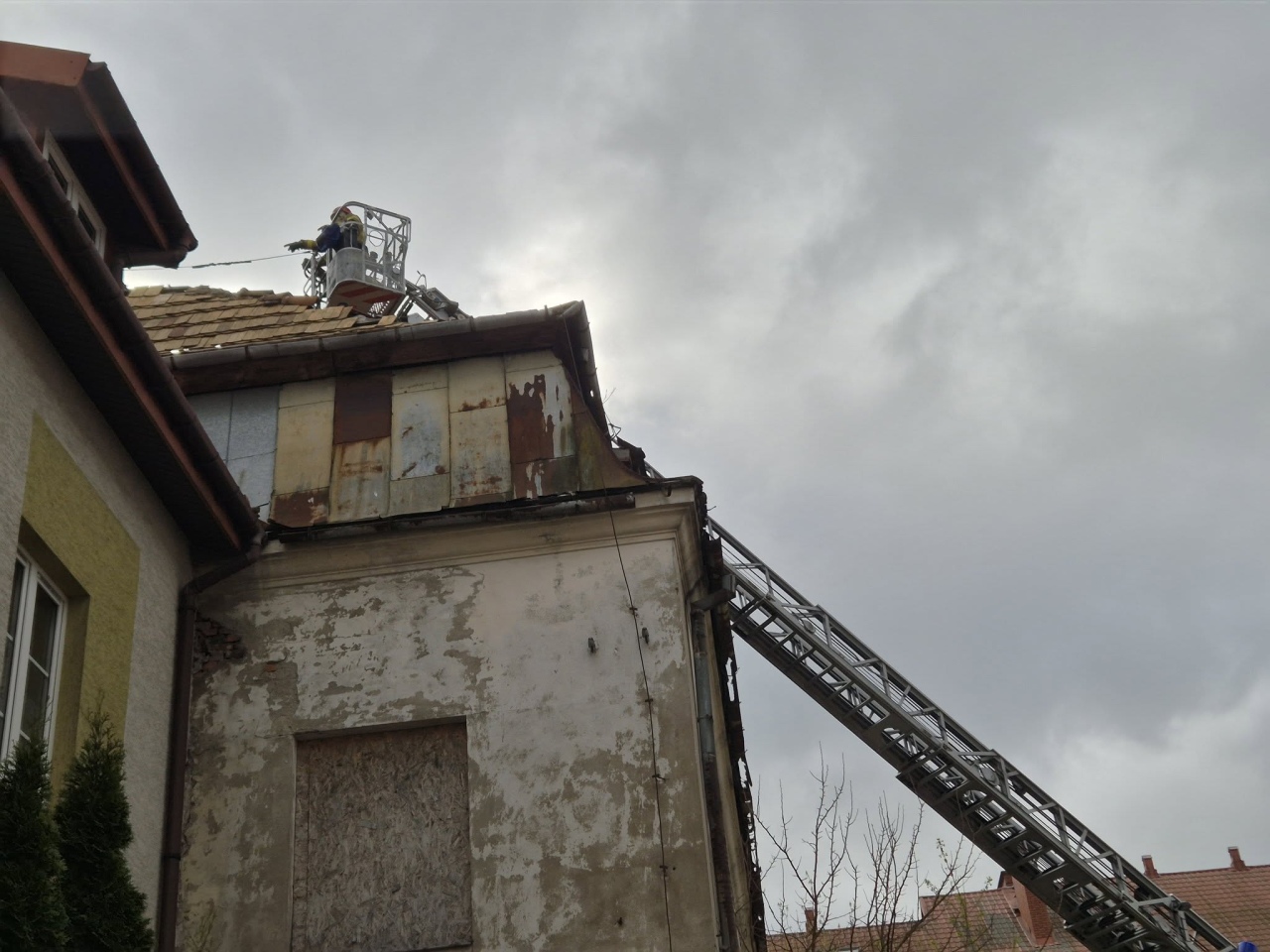 Uszkodzony dach przy ul. Parkowej [07.04.2026] - zdjęcie #1 - eOstroleka.pl