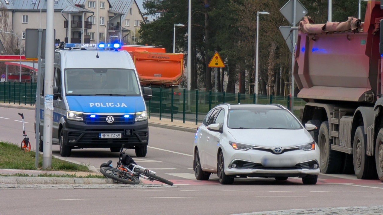 Potrącenie rowerzysty na rondzie Goworowska/Żebrowskiego [08.04.2026] - zdjęcie #6 - eOstroleka.pl