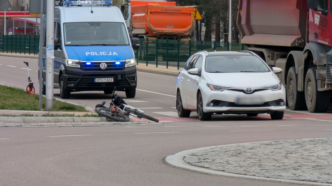 Potrącenie rowerzysty na rondzie Goworowska/Żebrowskiego [08.04.2026] - zdjęcie #8 - eOstroleka.pl