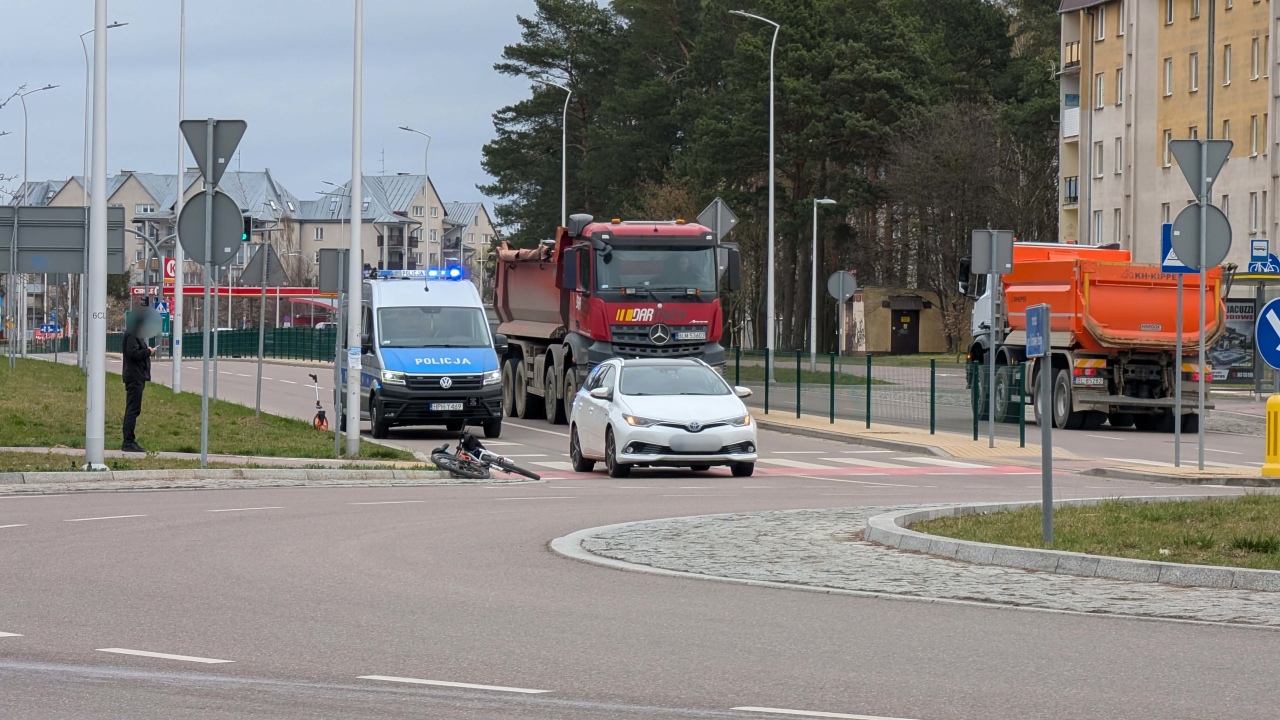 Potrącenie rowerzysty na rondzie Goworowska/Żebrowskiego [08.04.2026] - zdjęcie #5 - eOstroleka.pl