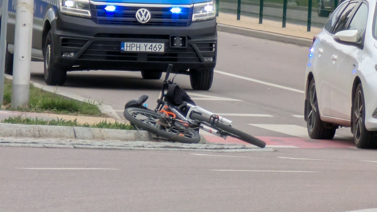 Potrącenie rowerzysty na rondzie Goworowska/Żebrowskiego [08.04.2026] - zdjęcie #4 - eOstroleka.pl
