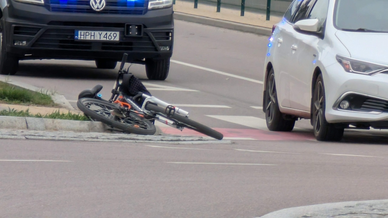 Potrącenie rowerzysty na rondzie Goworowska/Żebrowskiego [08.04.2026] - zdjęcie #3 - eOstroleka.pl