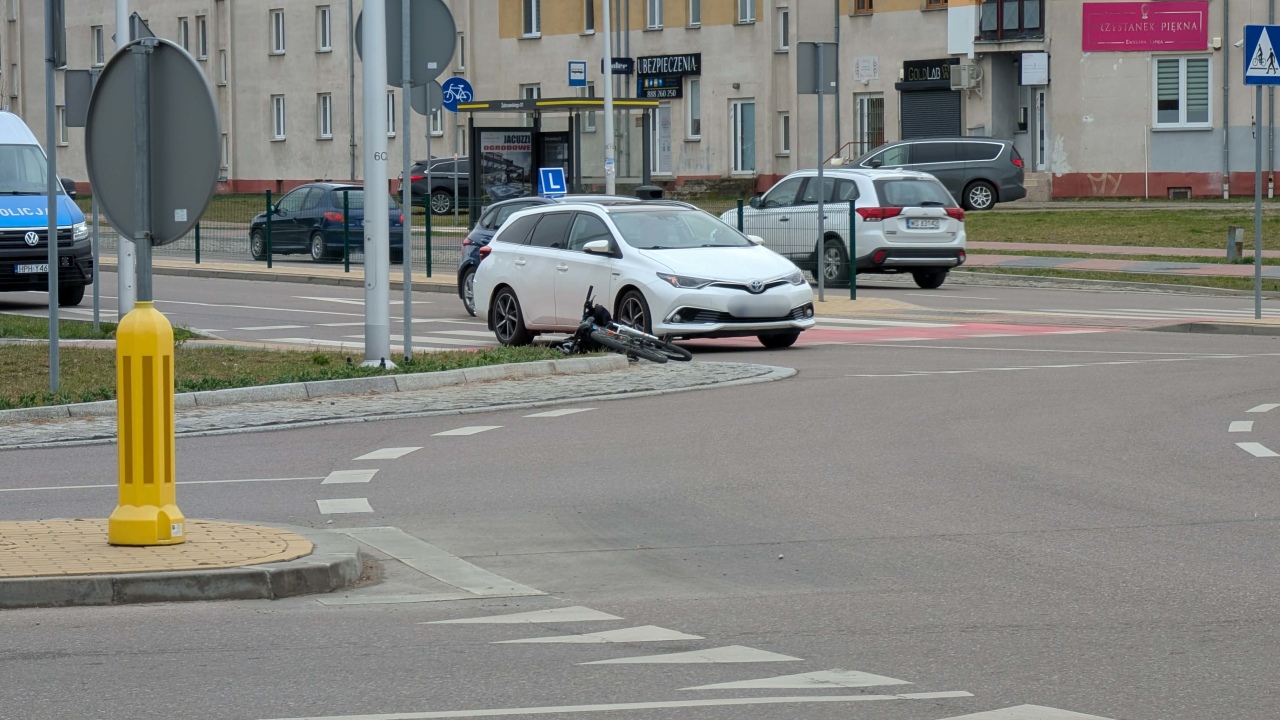 Potrącenie rowerzysty na rondzie Goworowska/Żebrowskiego [08.04.2026] - zdjęcie #1 - eOstroleka.pl