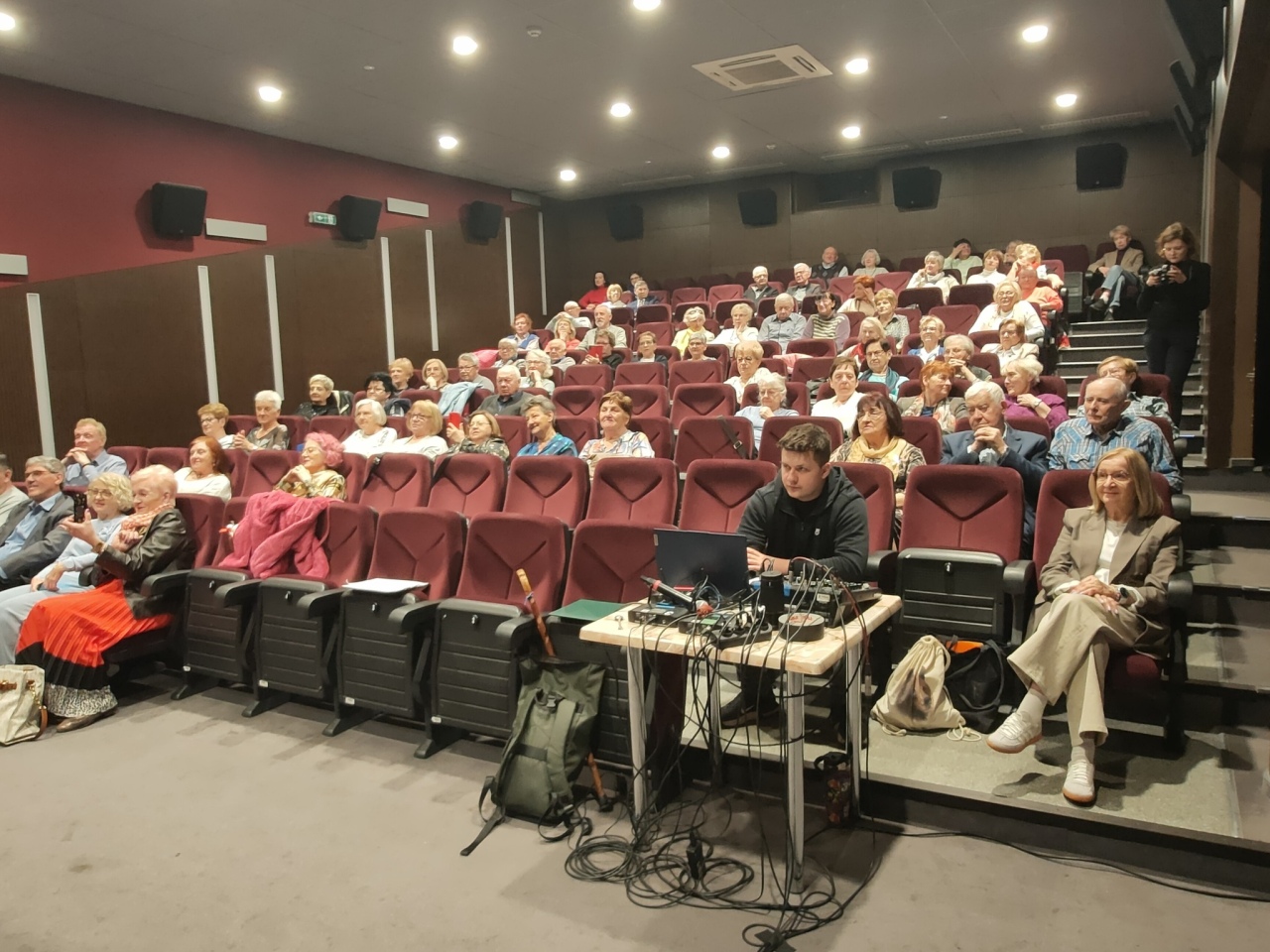 Wiosenny spektakl w Ostrołęckim Uniwersytecie Trzeciego Wieku [01.04.2026] - zdjęcie #42 - eOstroleka.pl
