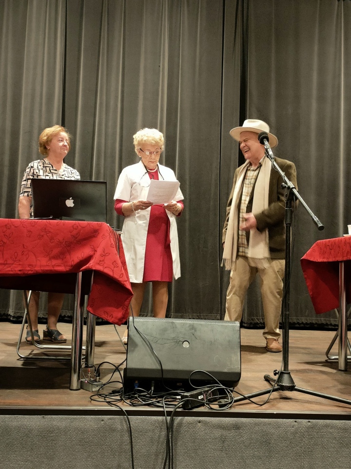 Wiosenny spektakl w Ostrołęckim Uniwersytecie Trzeciego Wieku [01.04.2026] - zdjęcie #38 - eOstroleka.pl