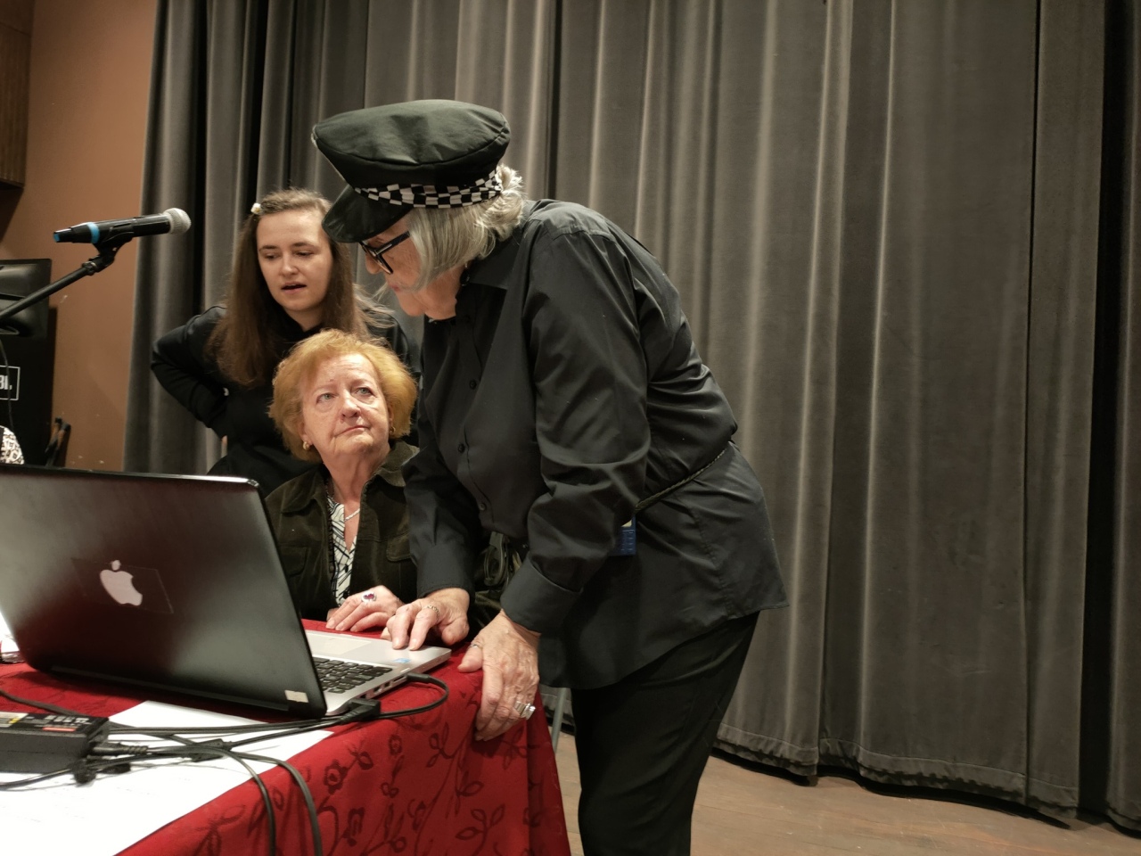 Wiosenny spektakl w Ostrołęckim Uniwersytecie Trzeciego Wieku [01.04.2026] - zdjęcie #9 - eOstroleka.pl