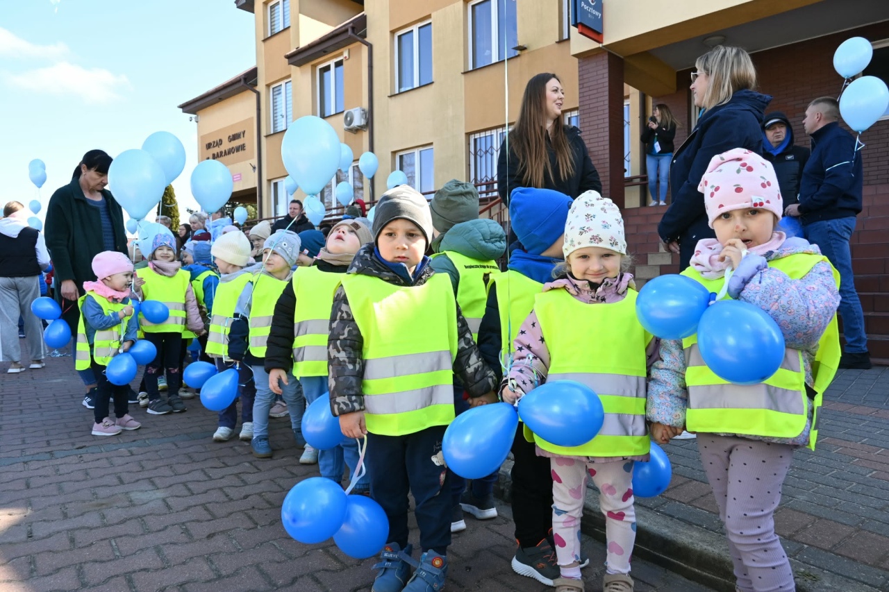 Niebieski Marsz w Baranowie w ramach Światowego Dnia Świadomości Autyzmu [10.04.2026] - zdjęcie #7 - eOstroleka.pl