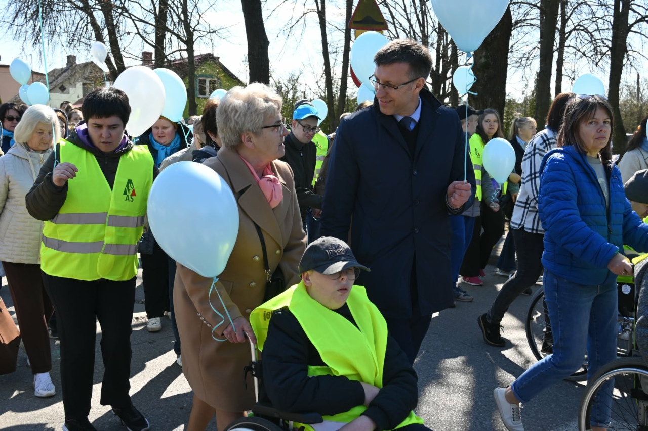 Niebieski Marsz w Baranowie w ramach Światowego Dnia Świadomości Autyzmu [10.04.2026] - zdjęcie #5 - eOstroleka.pl