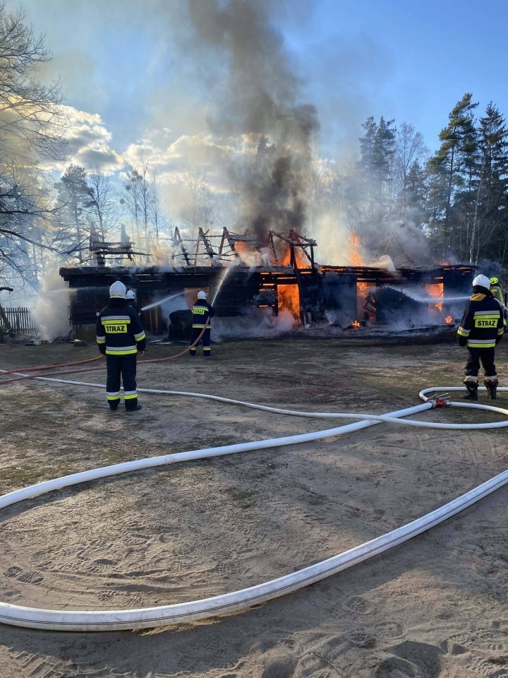 Pożar drewnianej stodoły w Bandysiach [12.04.2026] - zdjęcie #10 - eOstroleka.pl