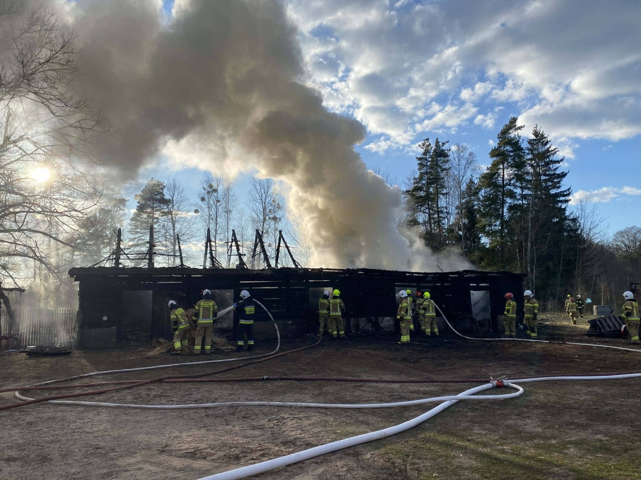 Pożar drewnianej stodoły w Bandysiach [12.04.2026] - zdjęcie #9 - eOstroleka.pl