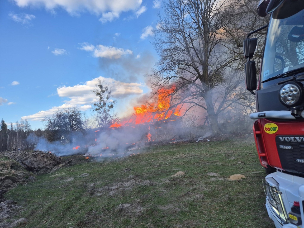 Pożar drewnianej stodoły w Bandysiach [12.04.2026] - zdjęcie #8 - eOstroleka.pl