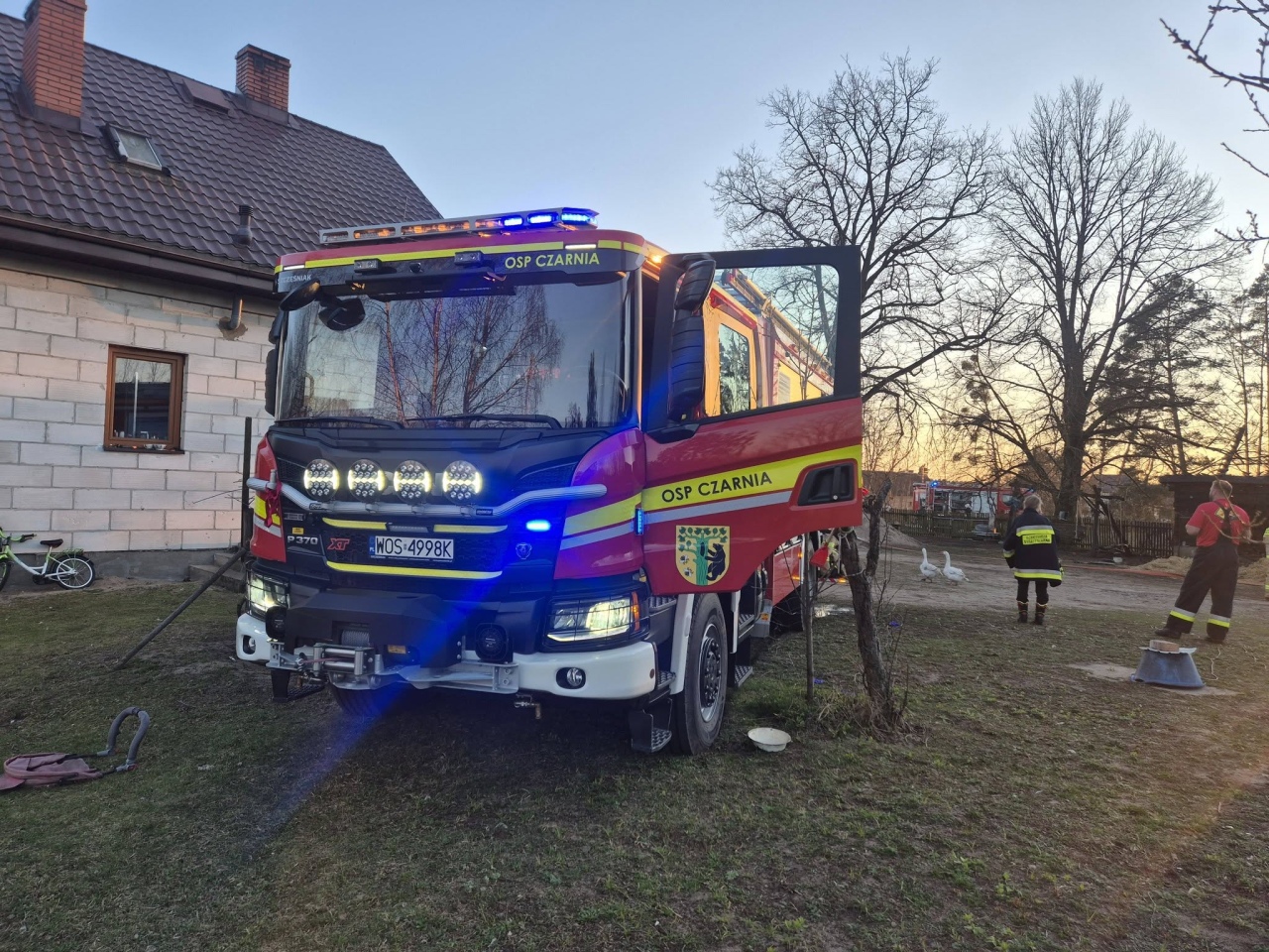 Pożar drewnianej stodoły w Bandysiach [12.04.2026] - zdjęcie #7 - eOstroleka.pl