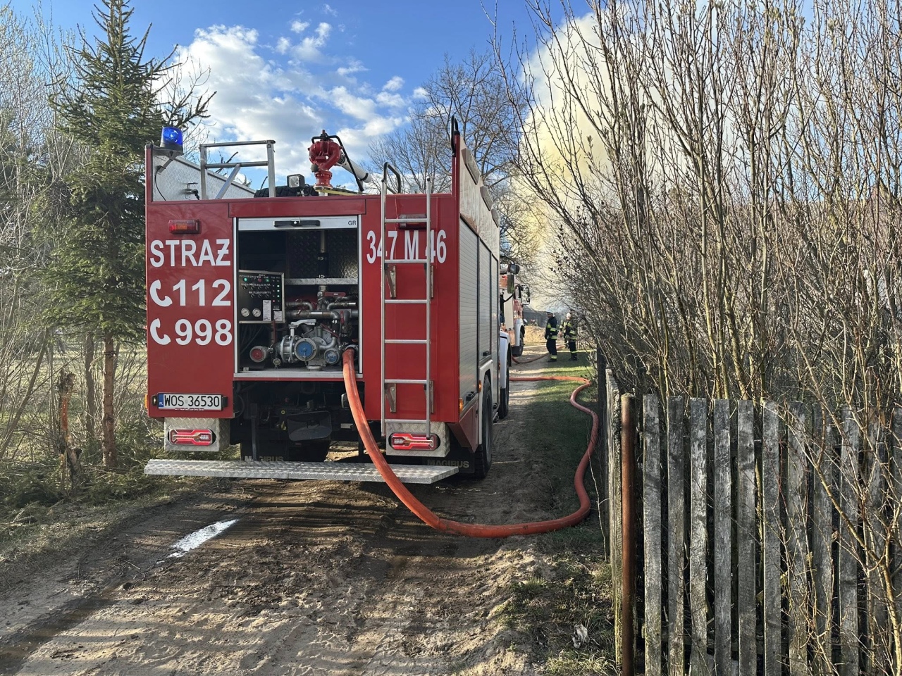 Pożar drewnianej stodoły w Bandysiach [12.04.2026] - zdjęcie #6 - eOstroleka.pl