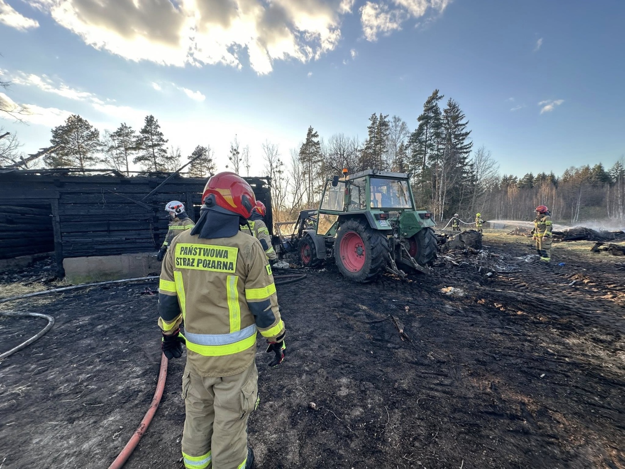 Pożar drewnianej stodoły w Bandysiach [12.04.2026] - zdjęcie #4 - eOstroleka.pl