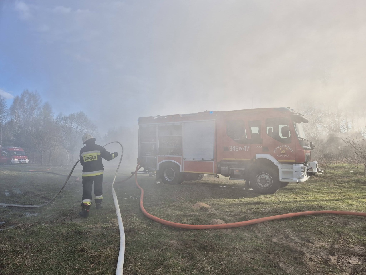 Pożar drewnianej stodoły w Bandysiach [12.04.2026] - zdjęcie #3 - eOstroleka.pl