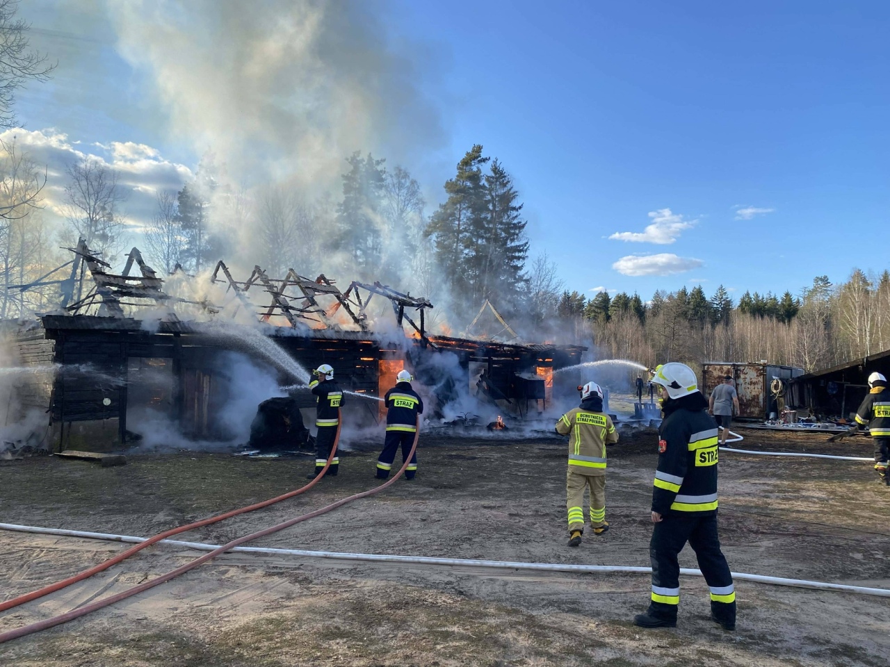 Pożar drewnianej stodoły w Bandysiach [12.04.2026] - zdjęcie #2 - eOstroleka.pl
