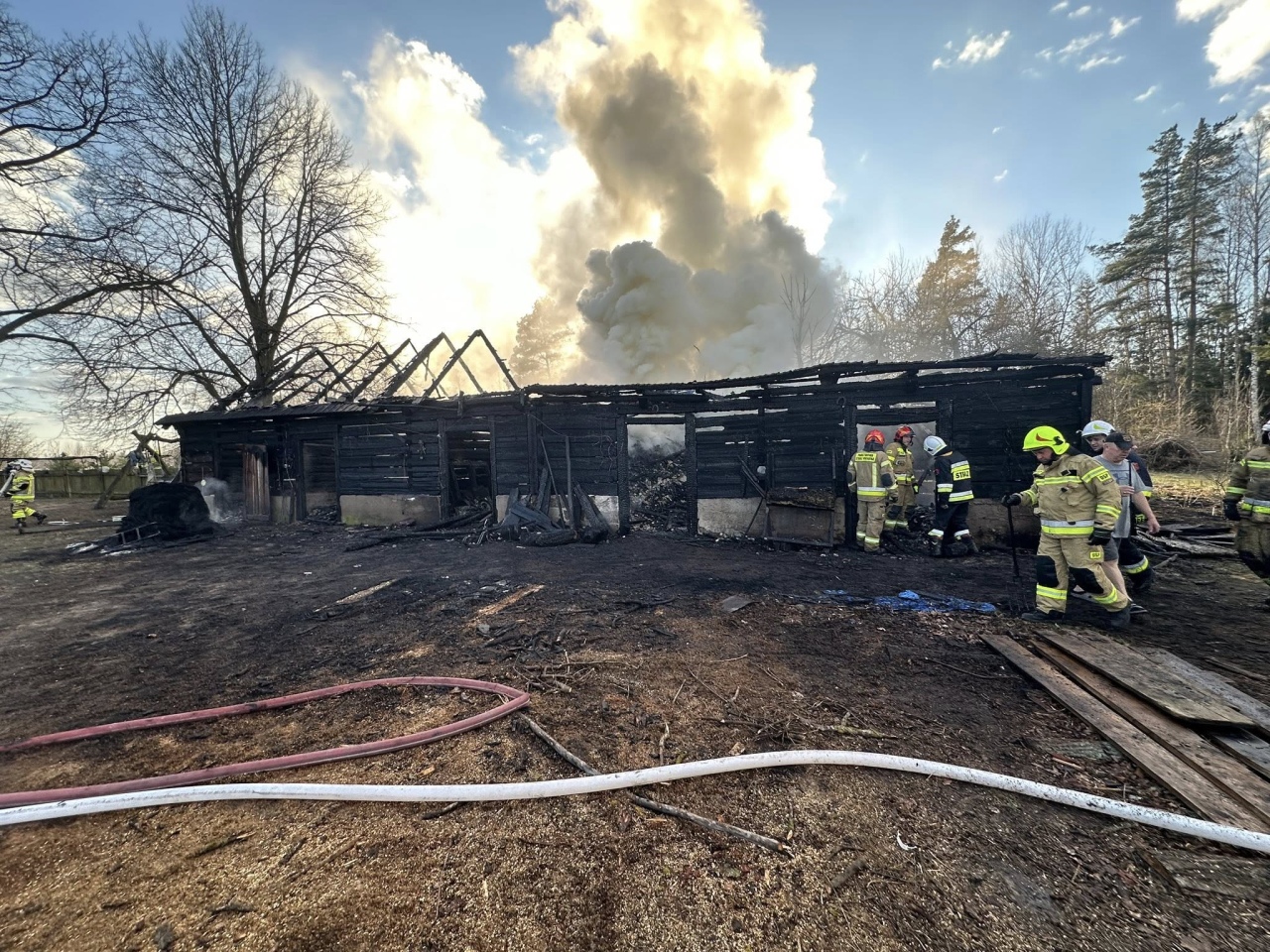 Pożar drewnianej stodoły w Bandysiach [12.04.2026] - zdjęcie #1 - eOstroleka.pl