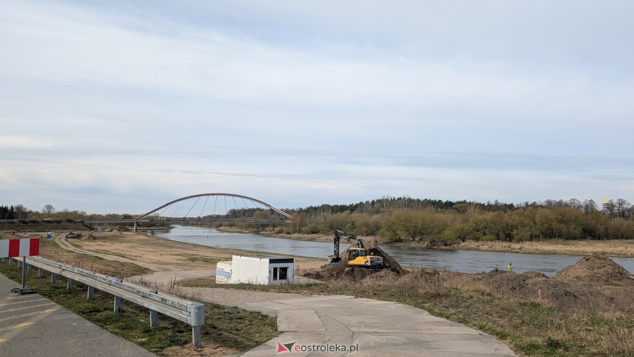 Zagospodarowanie nabrzeża Narwi - postęp prac z kwietnia 2026 [14.04.2026] - zdjęcie #2 - eOstroleka.pl