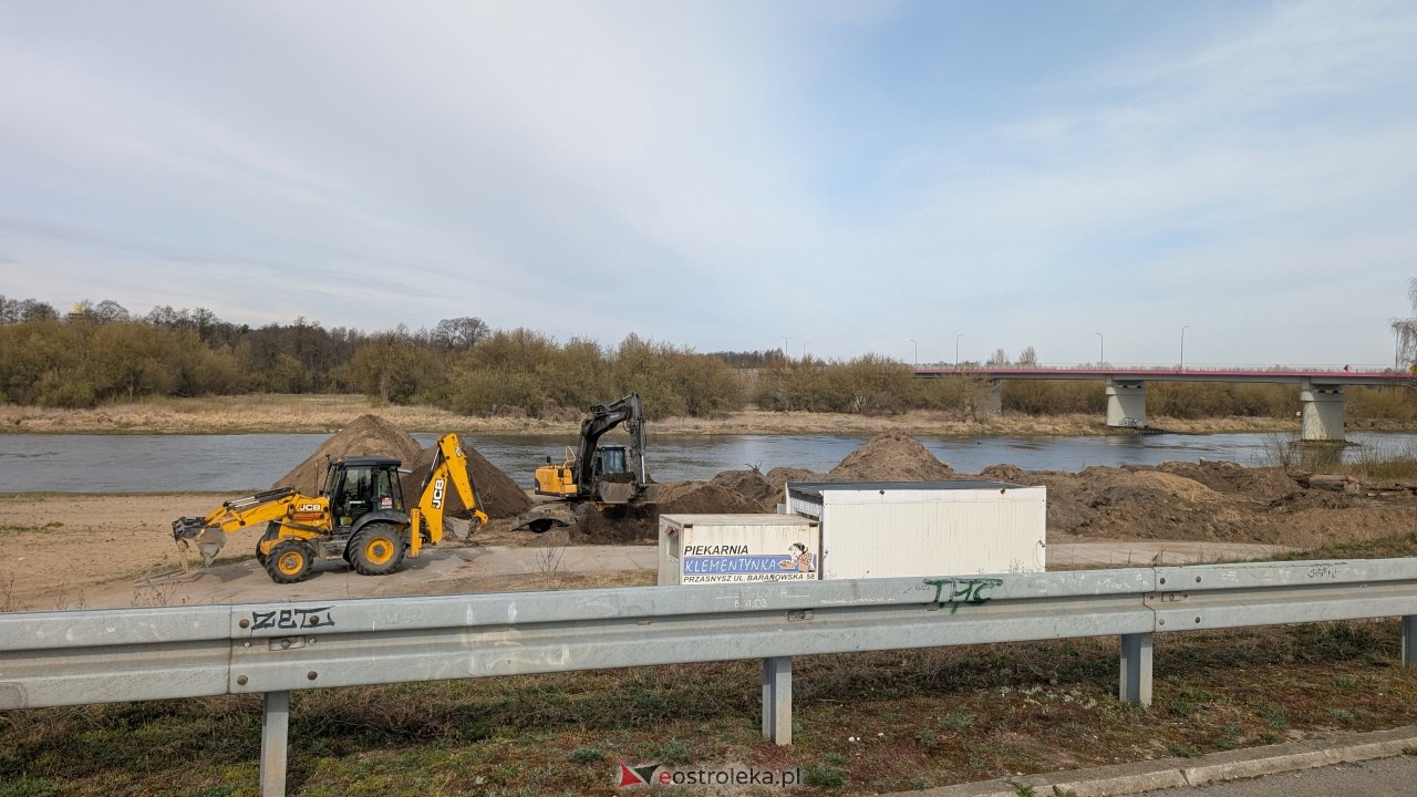 Zagospodarowanie nabrzeża Narwi - postęp prac z kwietnia 2026 [14.04.2026] - zdjęcie #1 - eOstroleka.pl