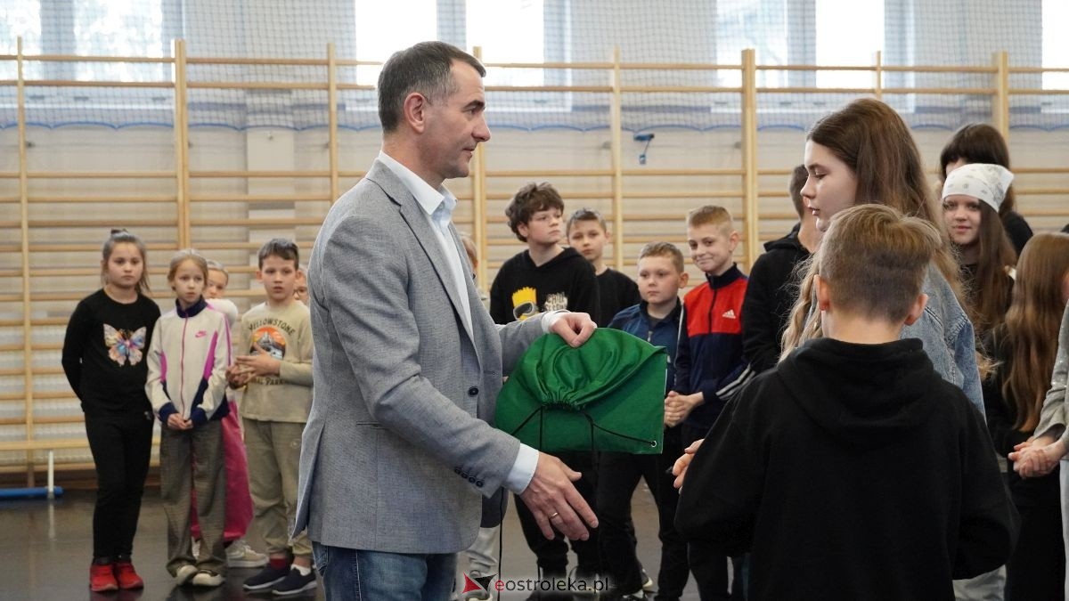 Uczniowie ze Szkoły Podstawowej w Antoniach wzięli udział w kampanii „Jesteś widoczny, jesteś bezpieczny” [15.04.2026] - zdjęcie #30 - eOstroleka.pl