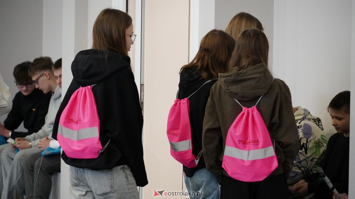 Uczniowie ze Szkoły Podstawowej w Antoniach wzięli udział w kampanii „Jesteś widoczny, jesteś bezpieczny” [15.04.2026] - zdjęcie #19 - eOstroleka.pl