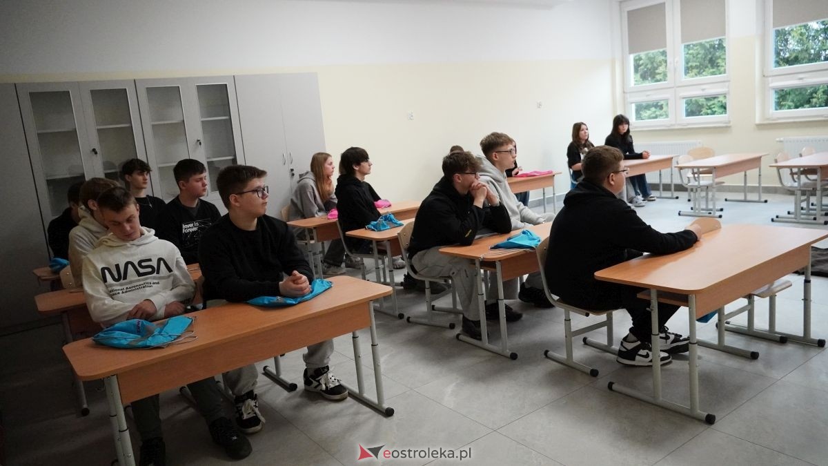 Uczniowie ze Szkoły Podstawowej w Antoniach wzięli udział w kampanii „Jesteś widoczny, jesteś bezpieczny” [15.04.2026] - zdjęcie #13 - eOstroleka.pl