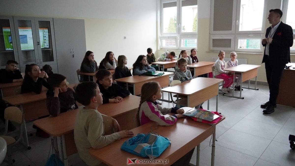 Uczniowie ze Szkoły Podstawowej w Antoniach wzięli udział w kampanii „Jesteś widoczny, jesteś bezpieczny” [15.04.2026] - zdjęcie #11 - eOstroleka.pl