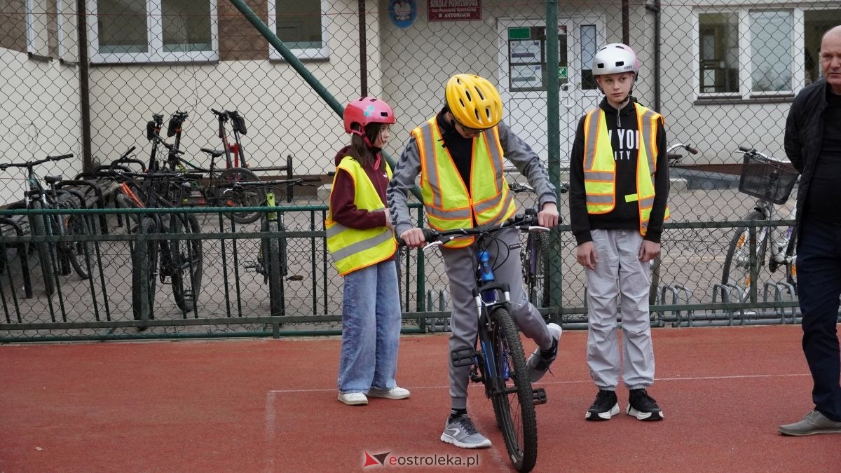 Uczniowie ze Szkoły Podstawowej w Antoniach wzięli udział w kampanii „Jesteś widoczny, jesteś bezpieczny” [15.04.2026] - zdjęcie #6 - eOstroleka.pl