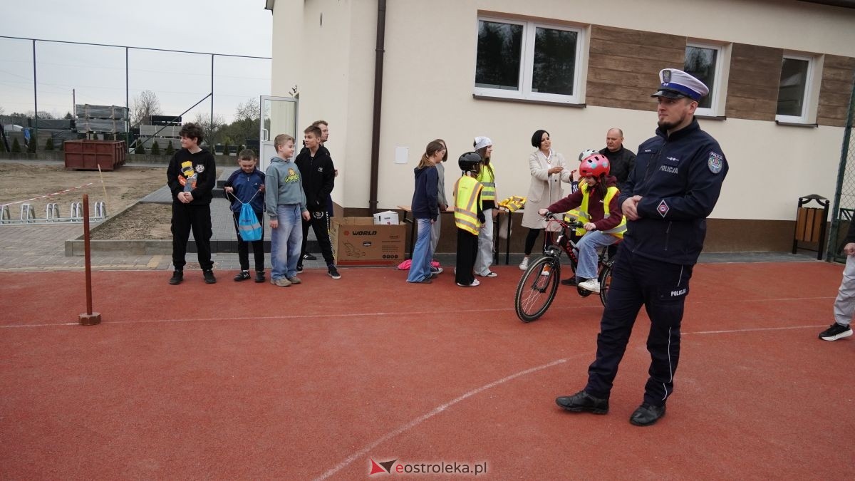 Uczniowie ze Szkoły Podstawowej w Antoniach wzięli udział w kampanii „Jesteś widoczny, jesteś bezpieczny” [15.04.2026] - zdjęcie #5 - eOstroleka.pl
