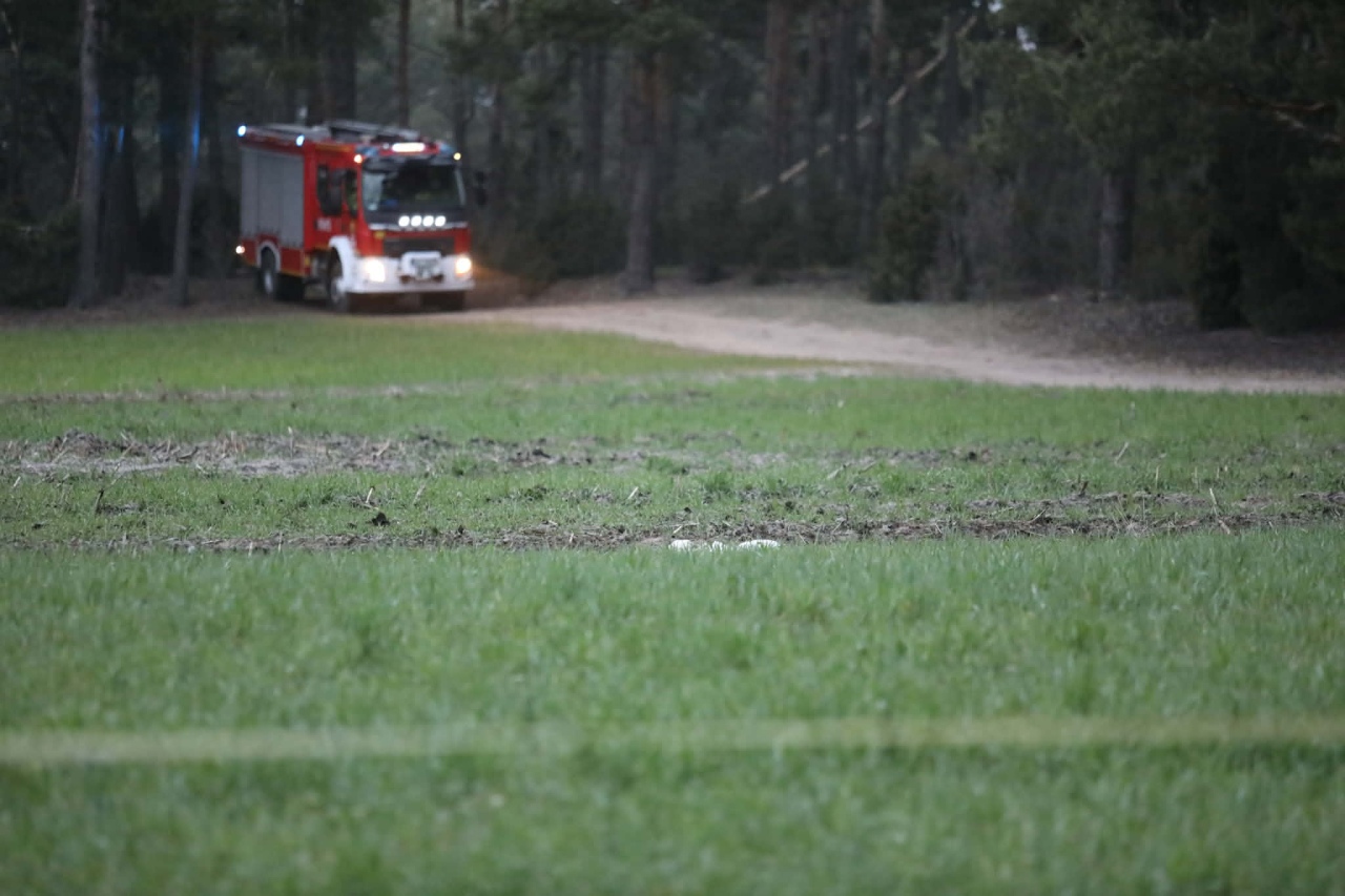 Tajemniczy obiekt spadł z nieba pod Ostrołęką [16.04.2026] - zdjęcie #2 - eOstroleka.pl