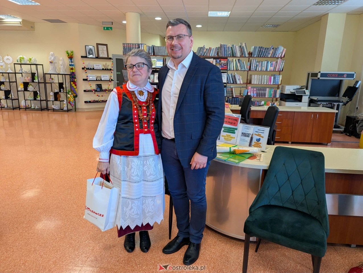 Wernisaż wystawy Etno cudeńka Grażyny Dziekońskiej w Ostrołęce [18.04.2026] - zdjęcie #37 - eOstroleka.pl