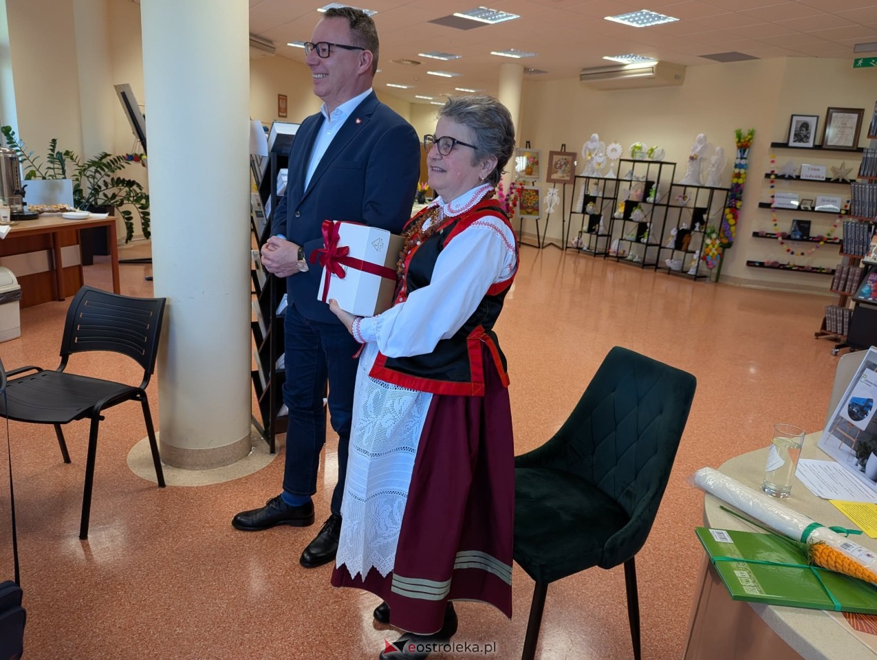 Wernisaż wystawy Etno cudeńka Grażyny Dziekońskiej w Ostrołęce [18.04.2026] - zdjęcie #36 - eOstroleka.pl