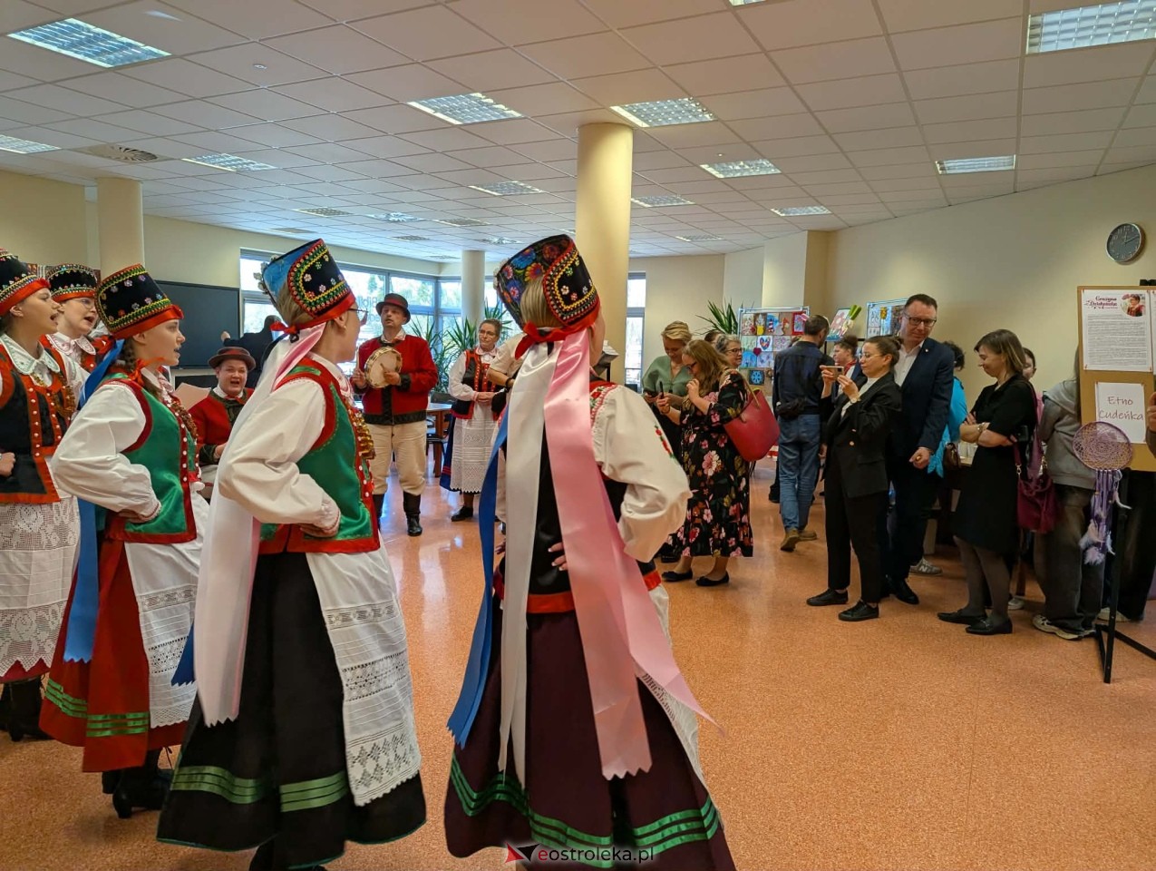 Wernisaż wystawy Etno cudeńka Grażyny Dziekońskiej w Ostrołęce [18.04.2026] - zdjęcie #34 - eOstroleka.pl