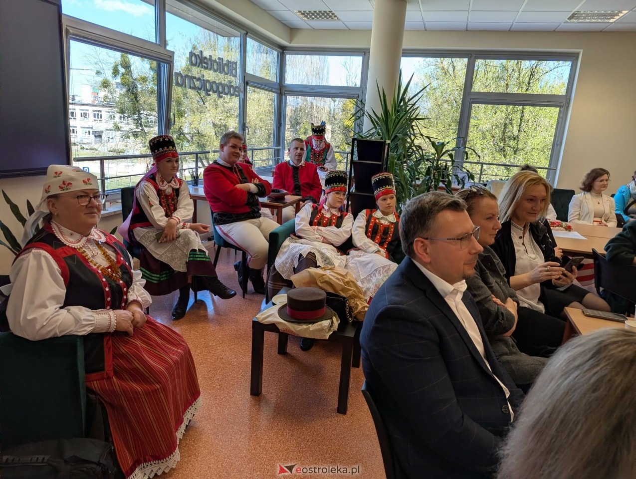 Wernisaż wystawy Etno cudeńka Grażyny Dziekońskiej w Ostrołęce [18.04.2026] - zdjęcie #33 - eOstroleka.pl