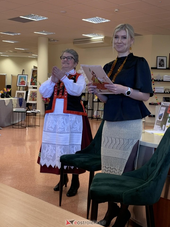 Wernisaż wystawy Etno cudeńka Grażyny Dziekońskiej w Ostrołęce [18.04.2026] - zdjęcie #32 - eOstroleka.pl