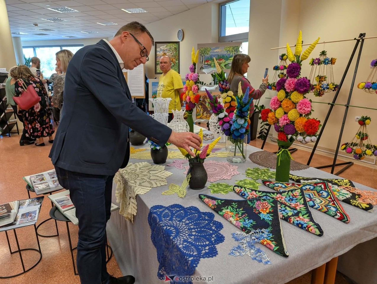 Wernisaż wystawy Etno cudeńka Grażyny Dziekońskiej w Ostrołęce [18.04.2026] - zdjęcie #30 - eOstroleka.pl