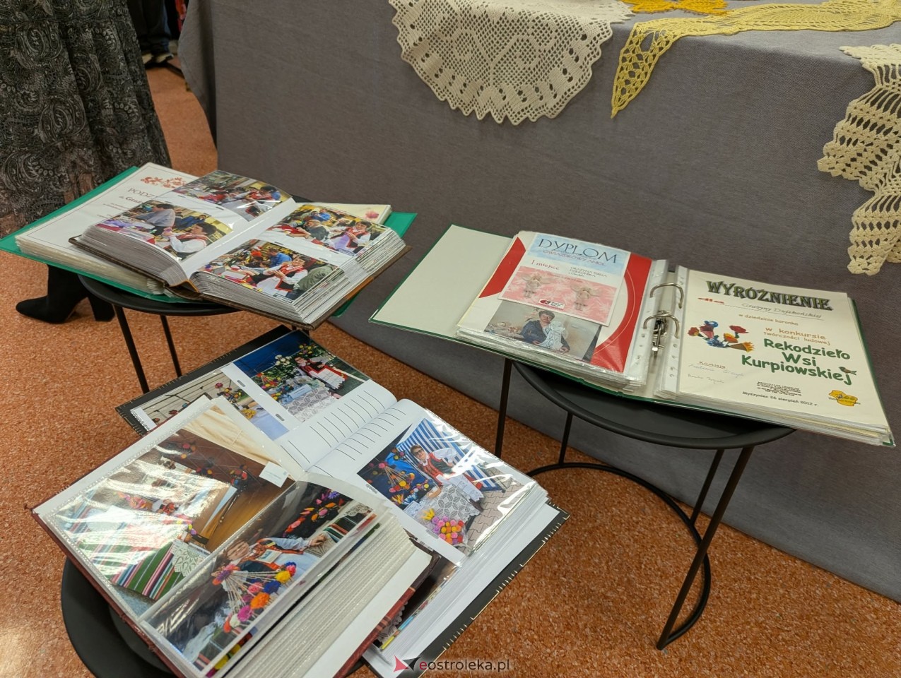 Wernisaż wystawy Etno cudeńka Grażyny Dziekońskiej w Ostrołęce [18.04.2026] - zdjęcie #29 - eOstroleka.pl