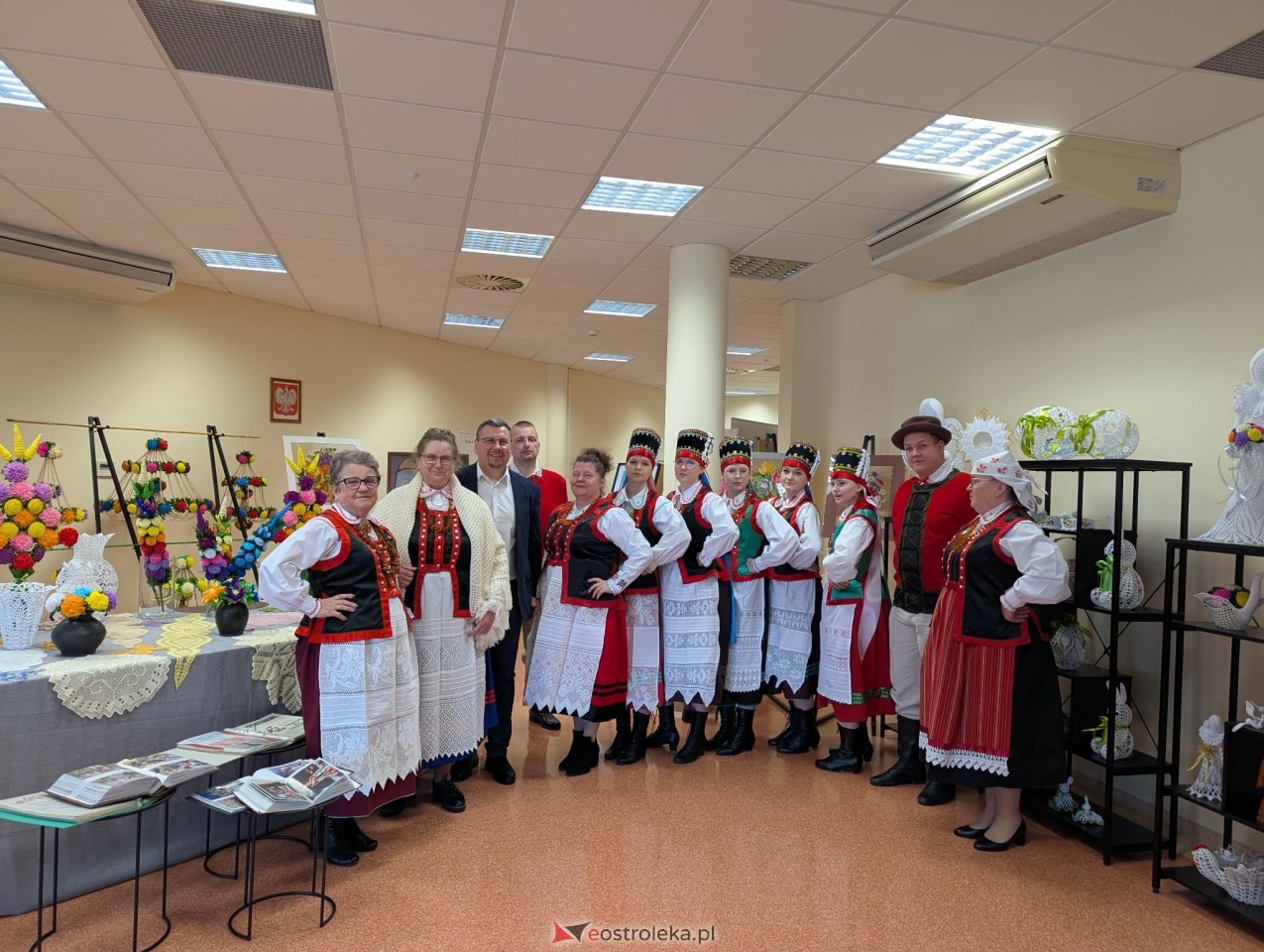 Wernisaż wystawy Etno cudeńka Grażyny Dziekońskiej w Ostrołęce [18.04.2026] - zdjęcie #28 - eOstroleka.pl
